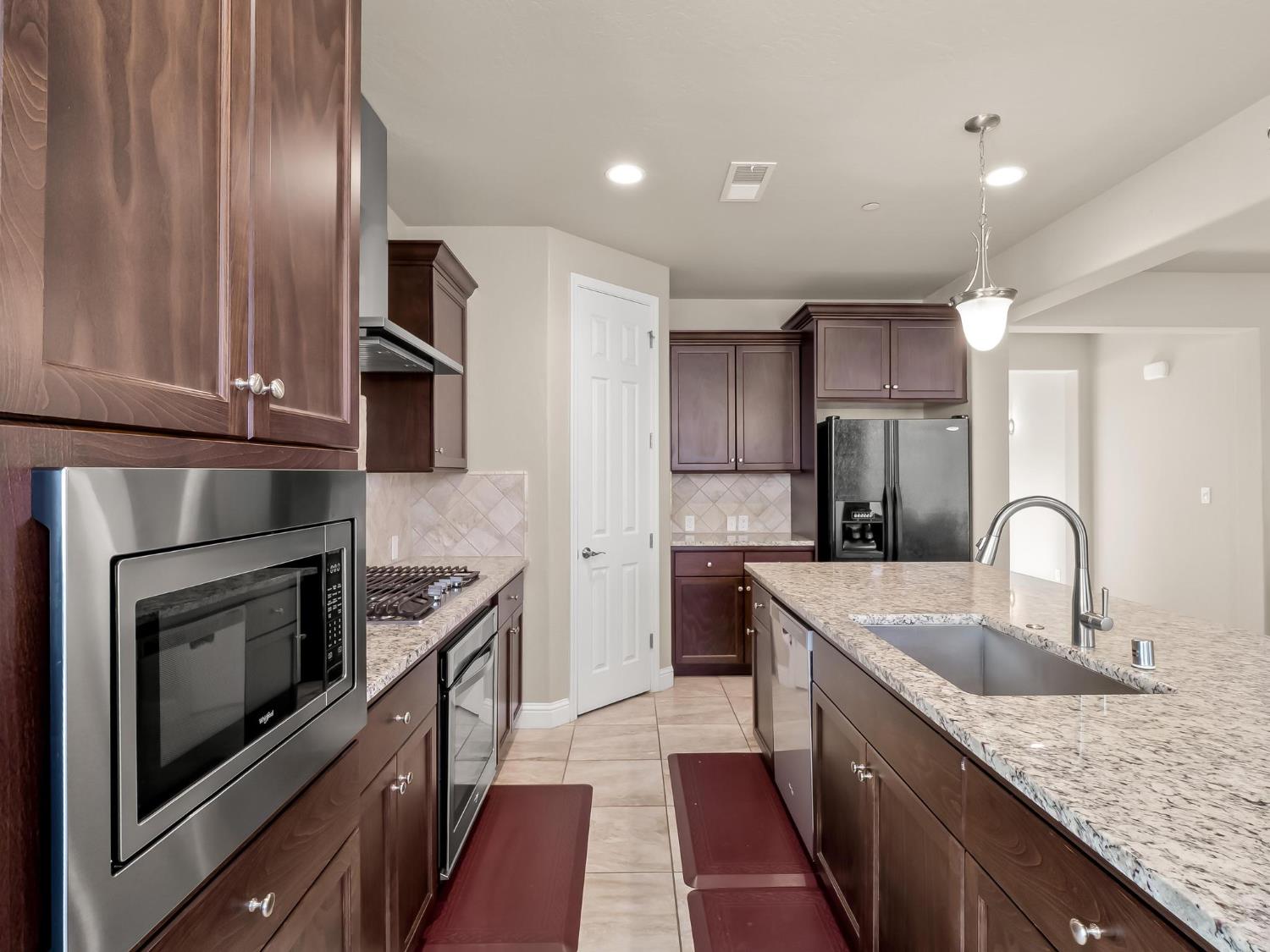 2710 N Laverne Ave, Fresno, CA 93727