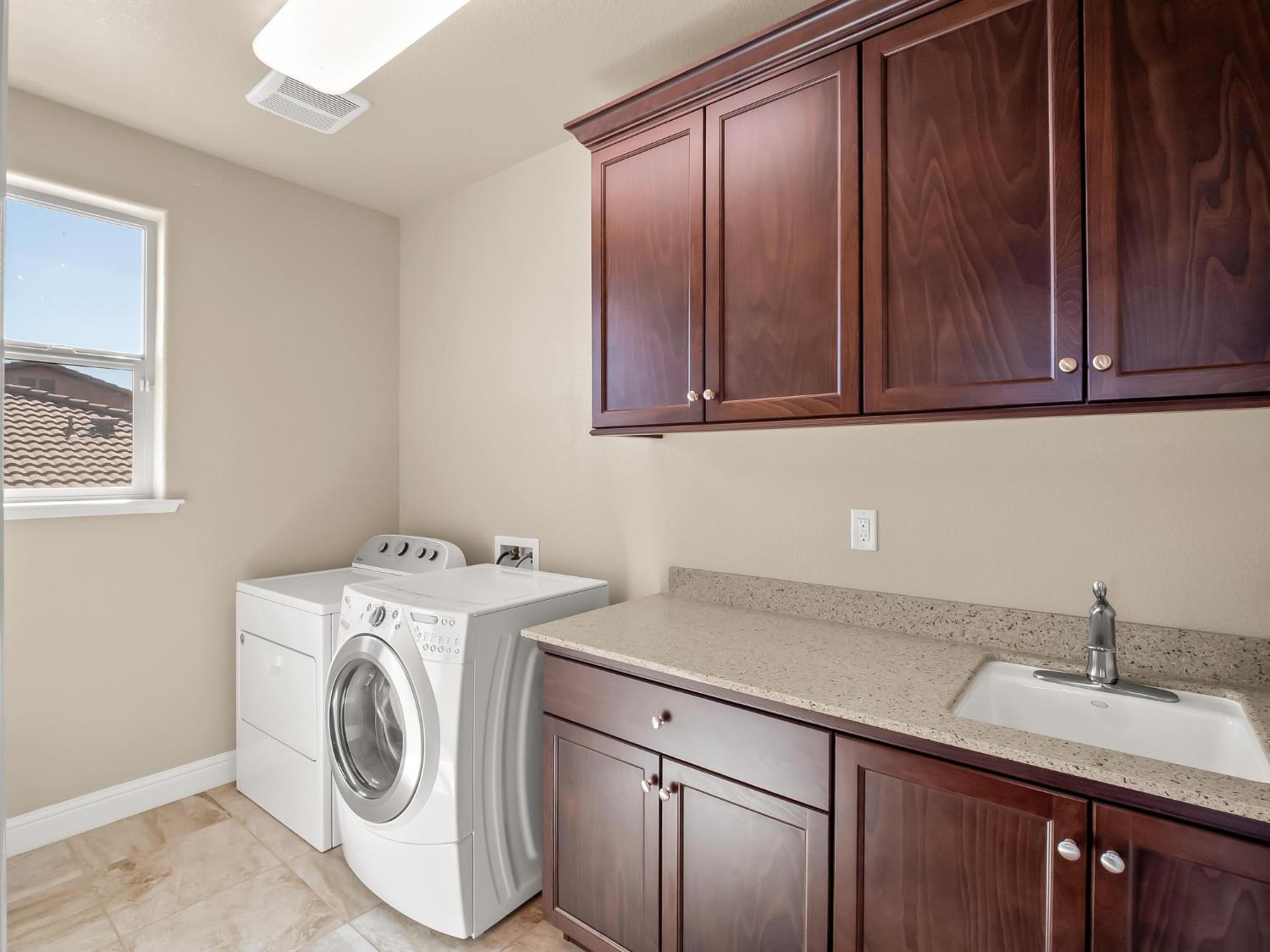 2710 N Laverne Ave, Fresno, CA 93727
