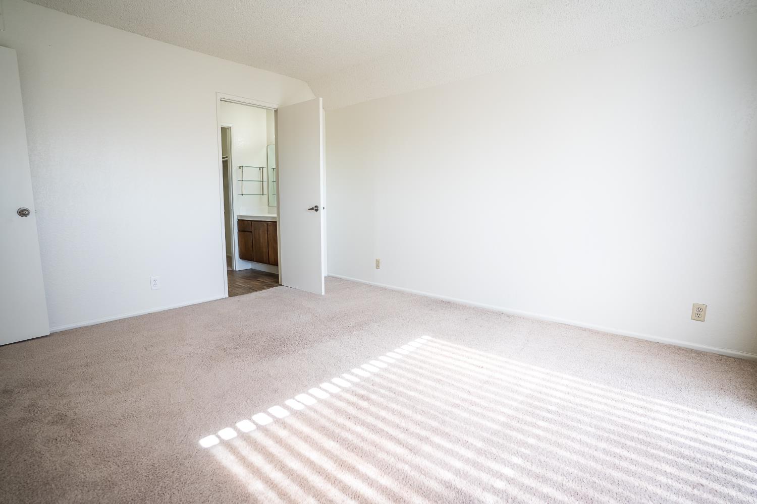 4919 N Millbrook Ave #207, Fresno, CA 93726
