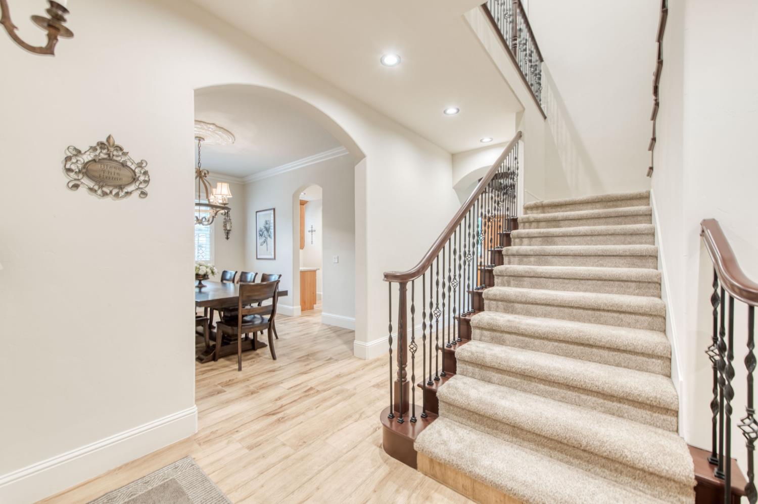 561 W Derbyshire Ln, Clovis, CA 93619