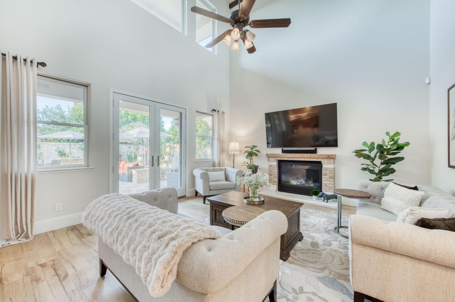 561 W Derbyshire Ln, Clovis, CA 93619
