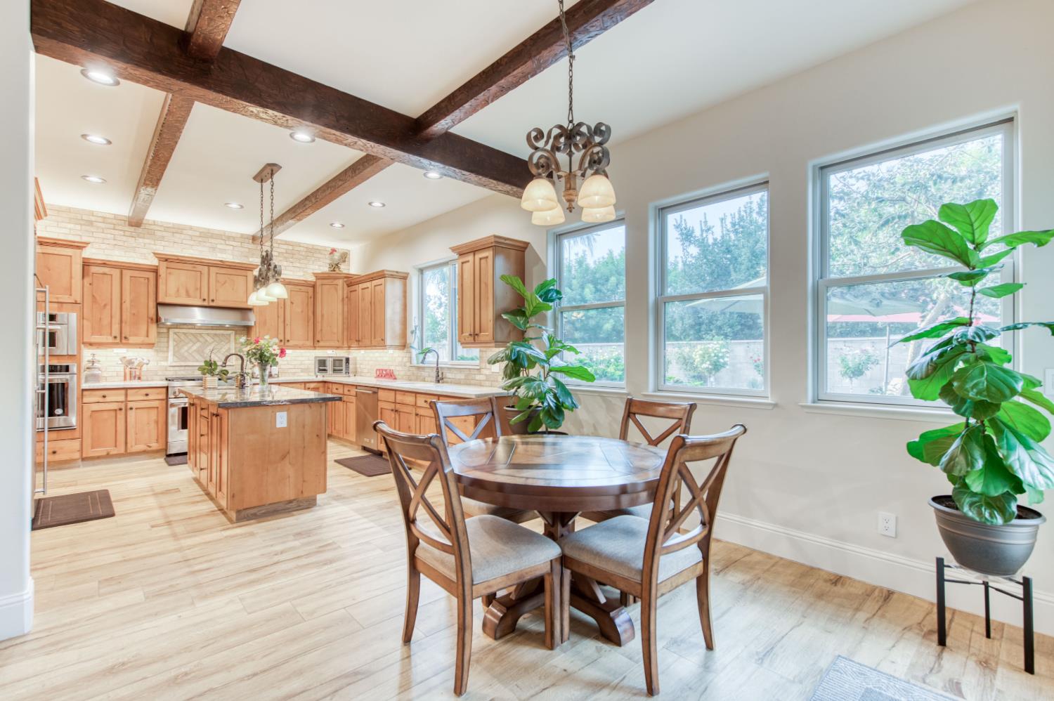 561 W Derbyshire Ln, Clovis, CA 93619