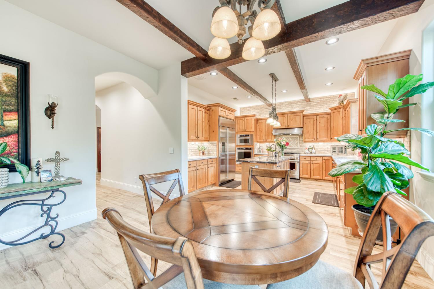 561 W Derbyshire Ln, Clovis, CA 93619