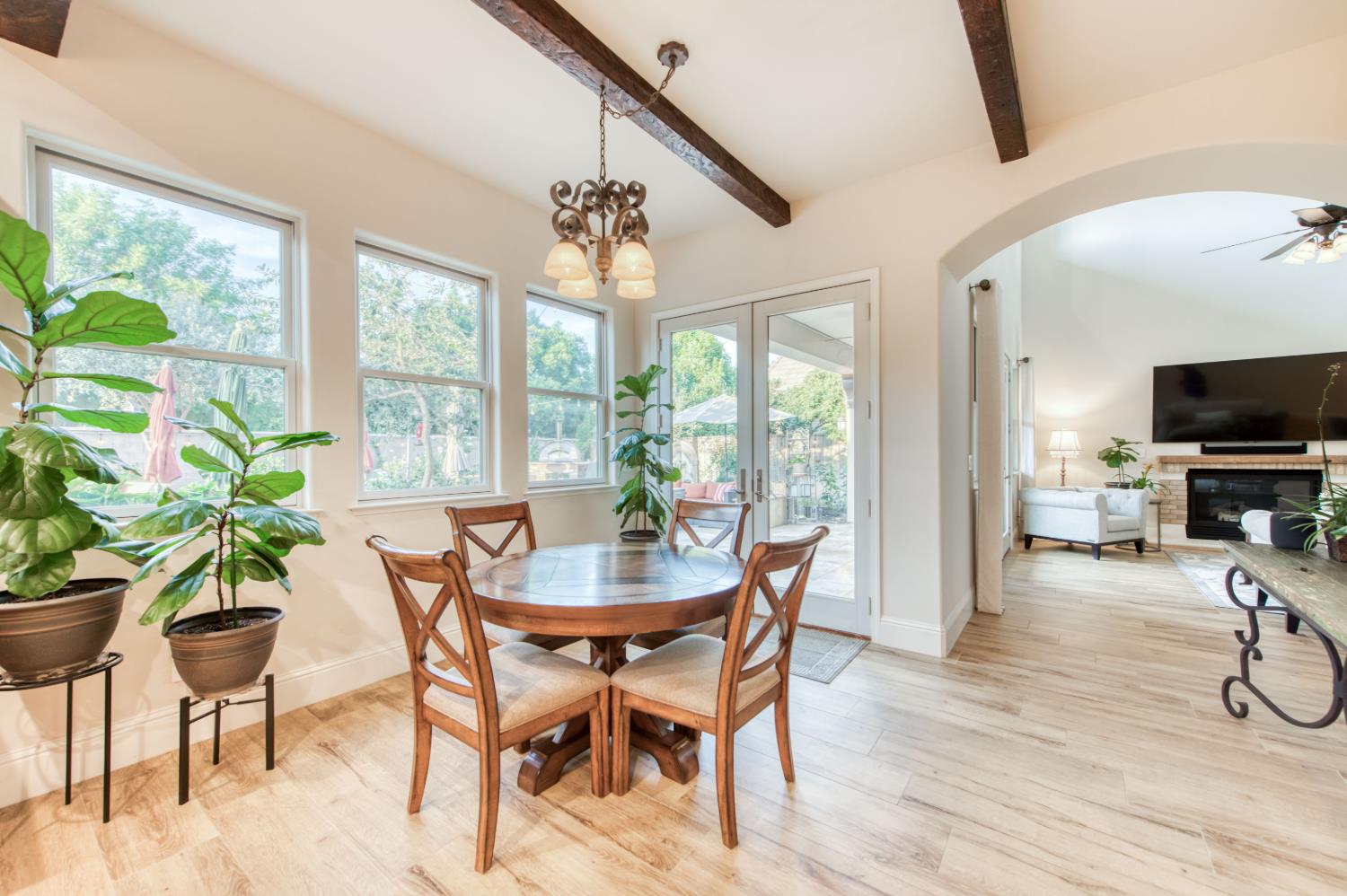 561 W Derbyshire Ln, Clovis, CA 93619