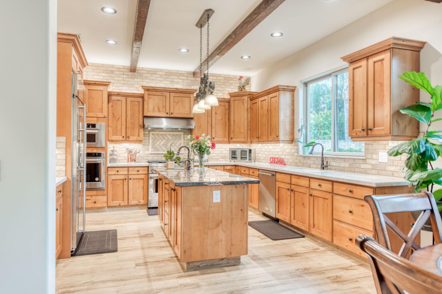 561 W Derbyshire Ln, Clovis, CA 93619