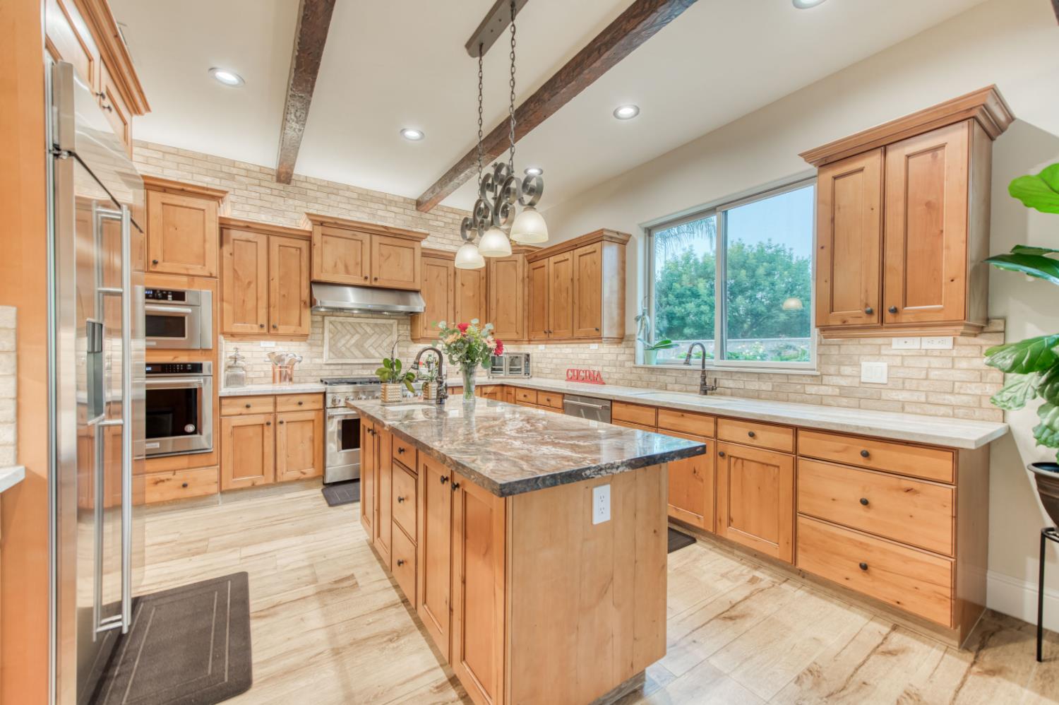 561 W Derbyshire Ln, Clovis, CA 93619