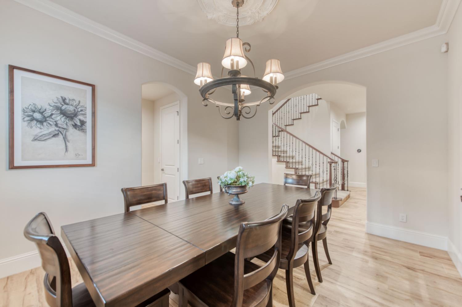 561 W Derbyshire Ln, Clovis, CA 93619