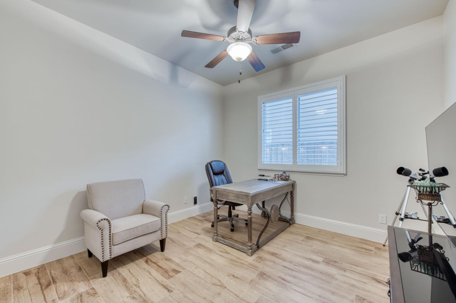 561 W Derbyshire Ln, Clovis, CA 93619