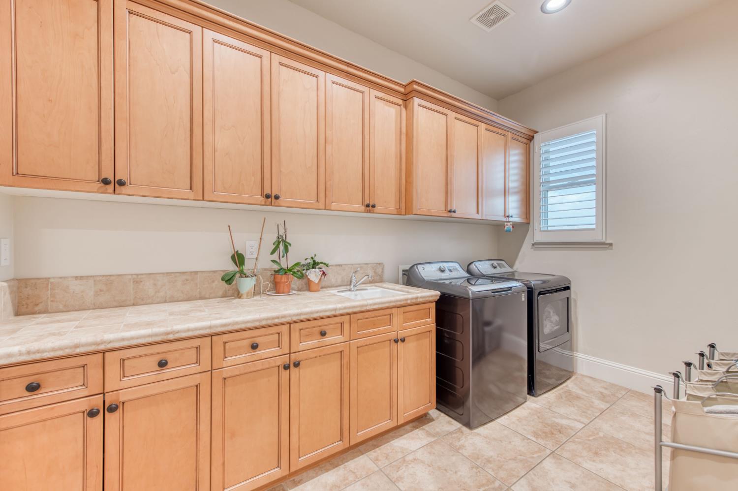 561 W Derbyshire Ln, Clovis, CA 93619