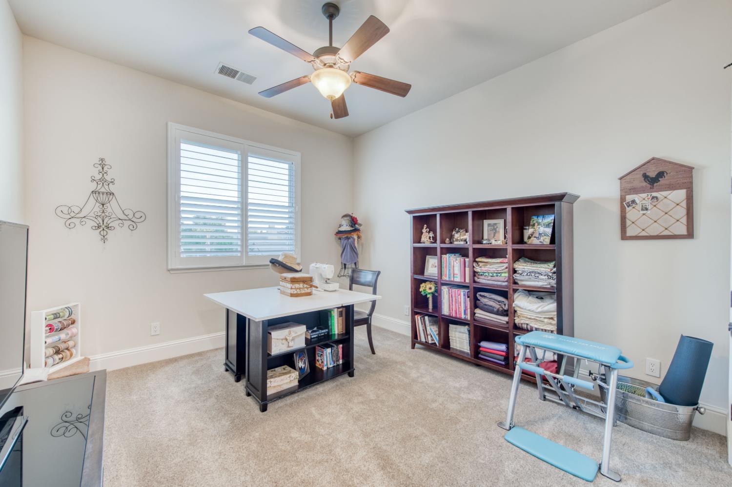 561 W Derbyshire Ln, Clovis, CA 93619