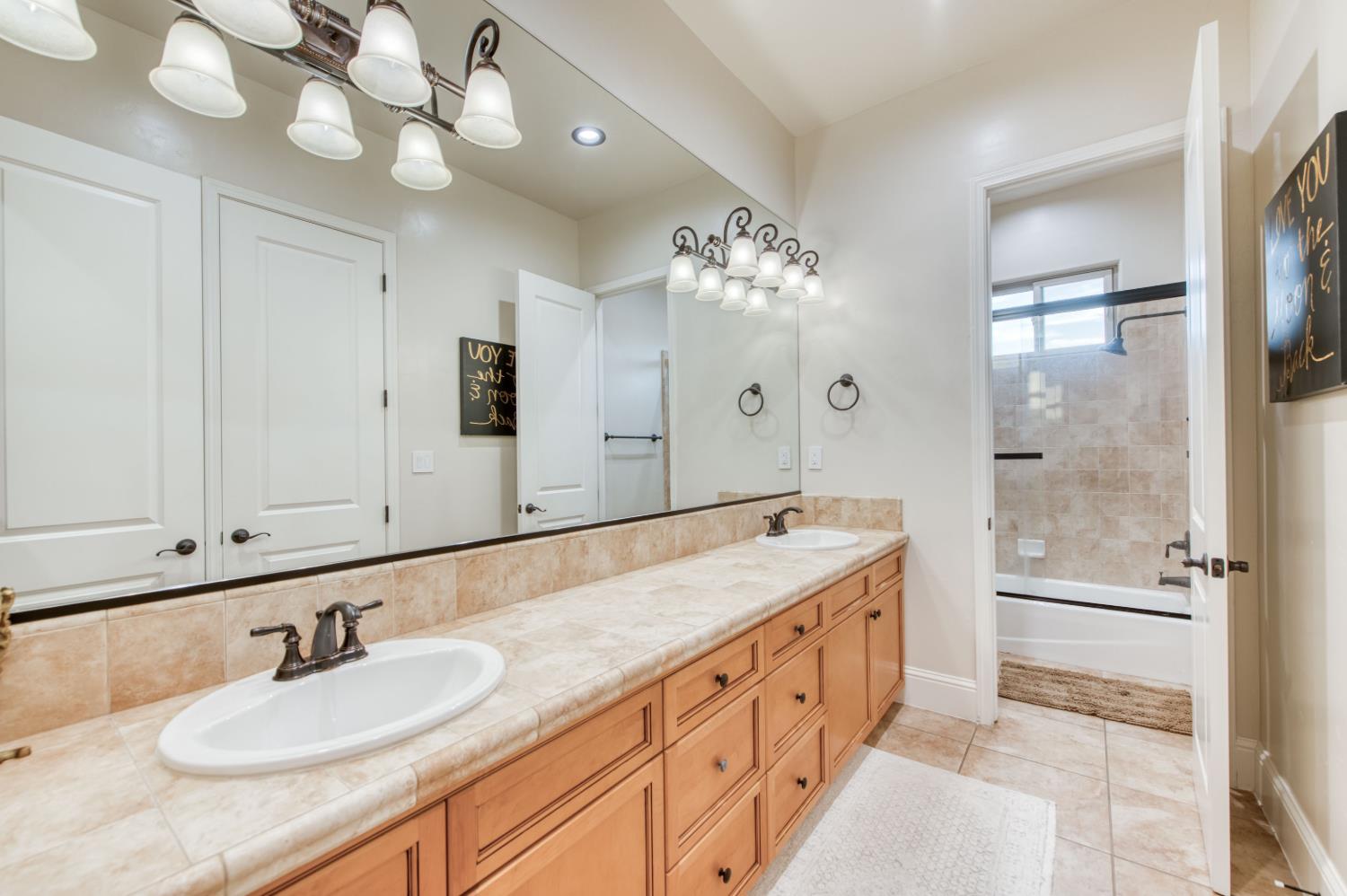 561 W Derbyshire Ln, Clovis, CA 93619