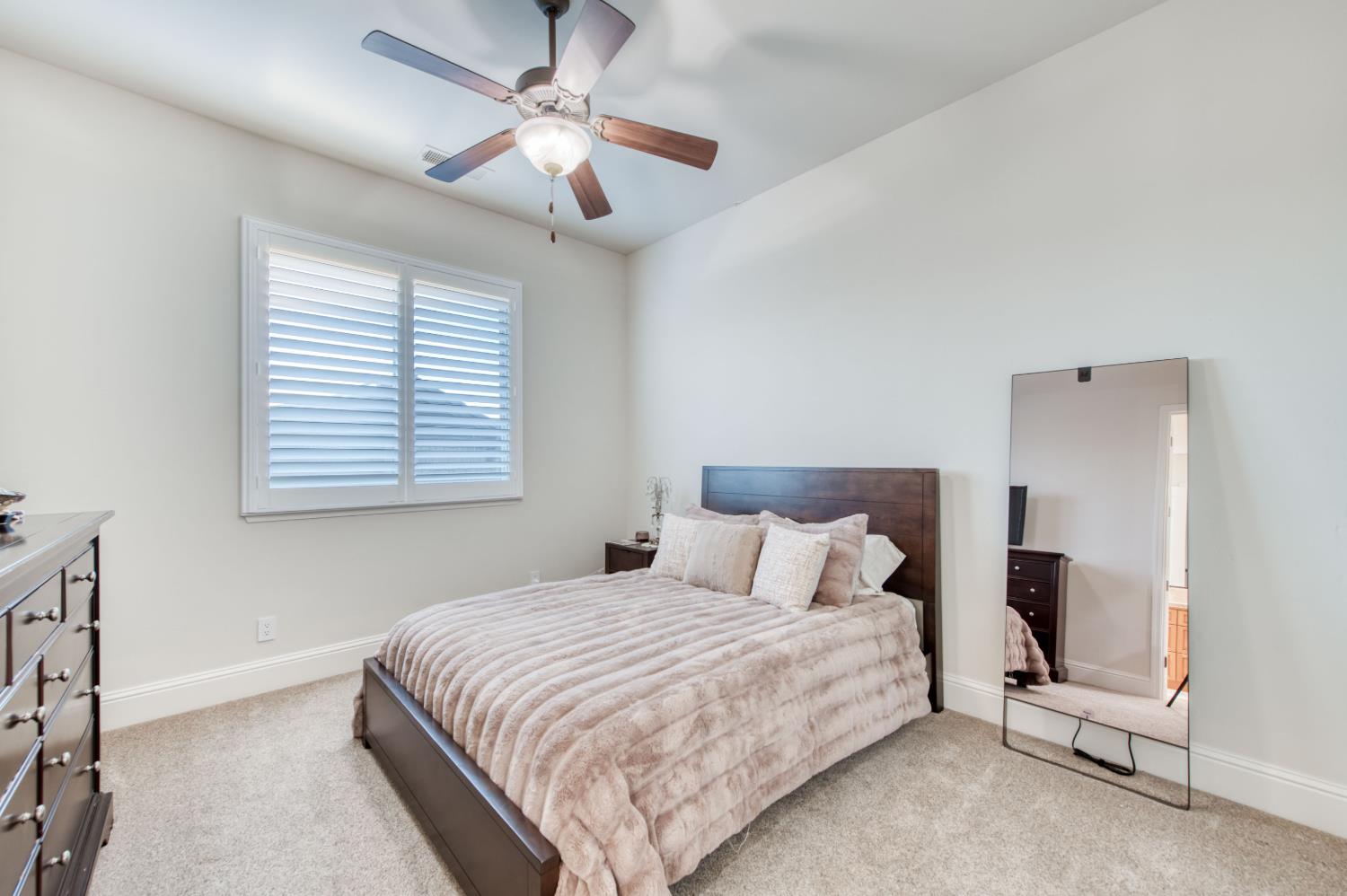 561 W Derbyshire Ln, Clovis, CA 93619