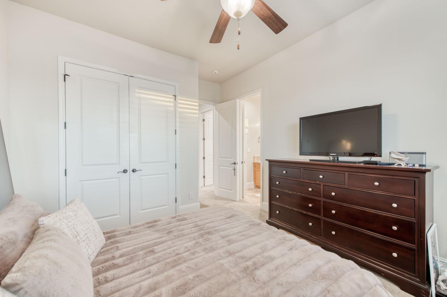 561 W Derbyshire Ln, Clovis, CA 93619