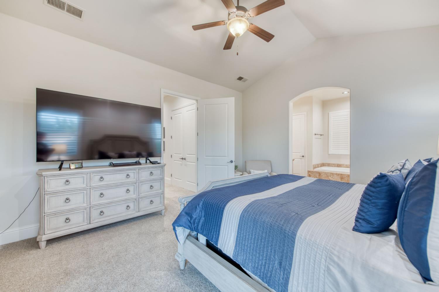 561 W Derbyshire Ln, Clovis, CA 93619