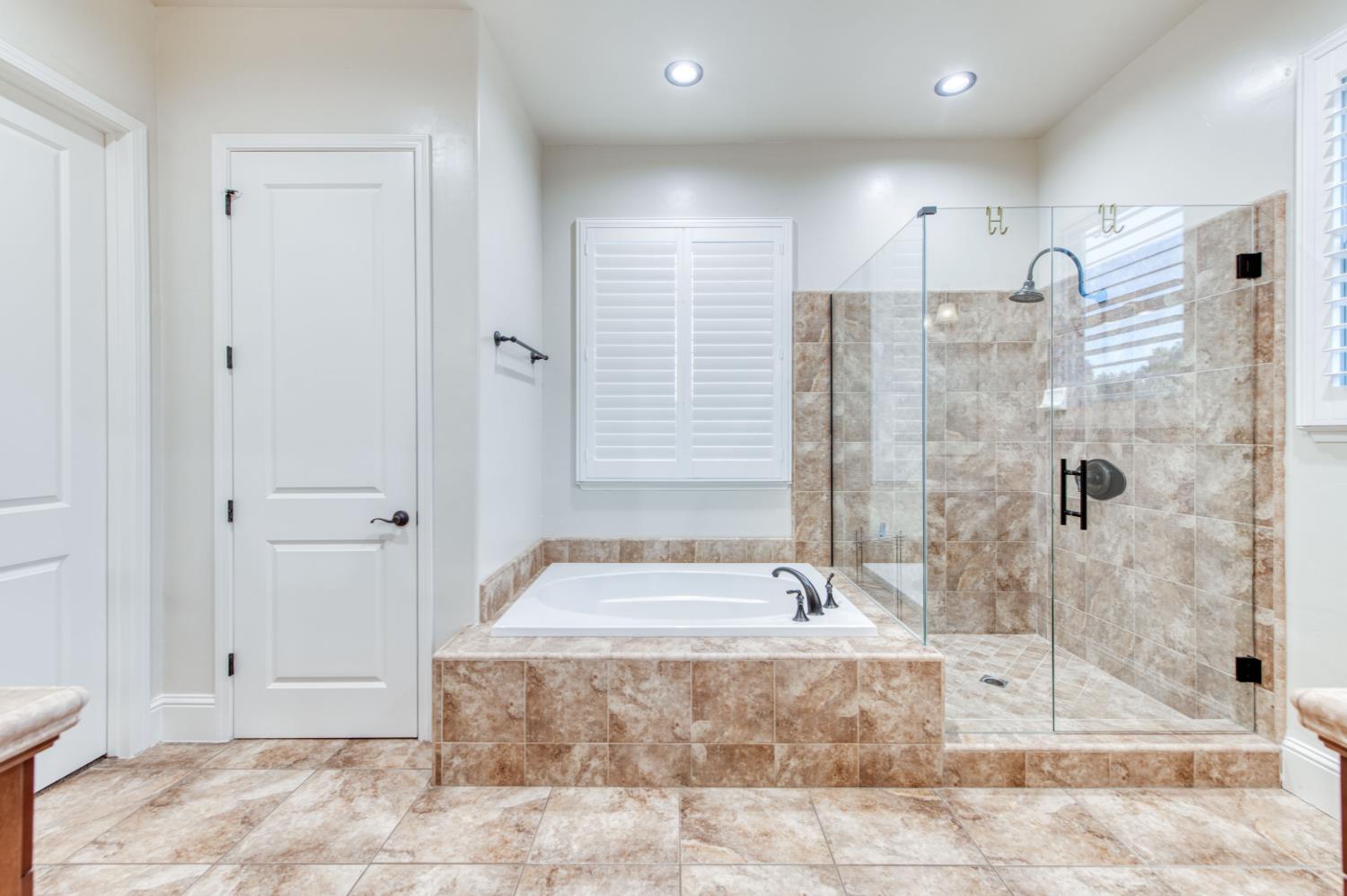 561 W Derbyshire Ln, Clovis, CA 93619