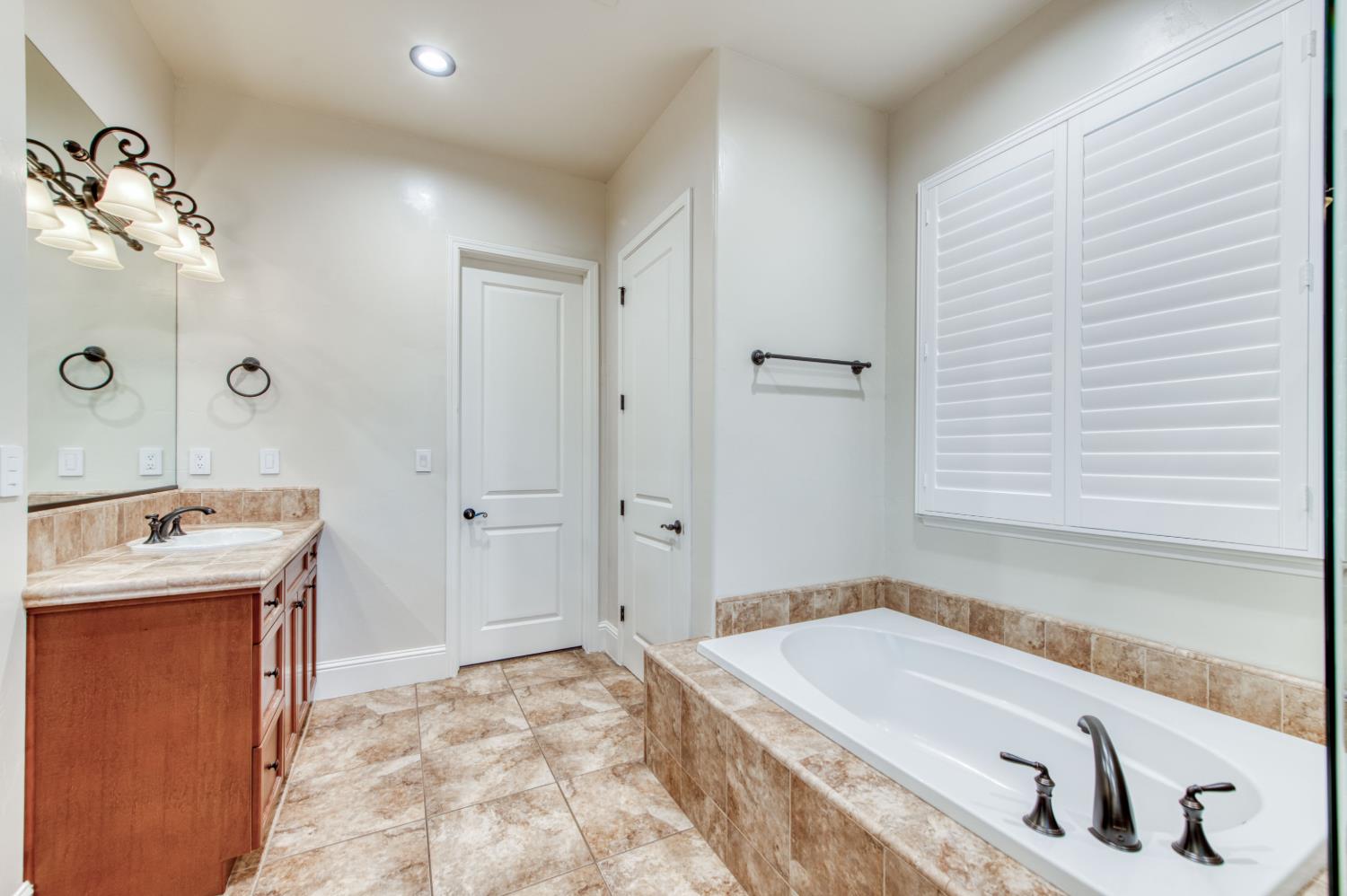 561 W Derbyshire Ln, Clovis, CA 93619