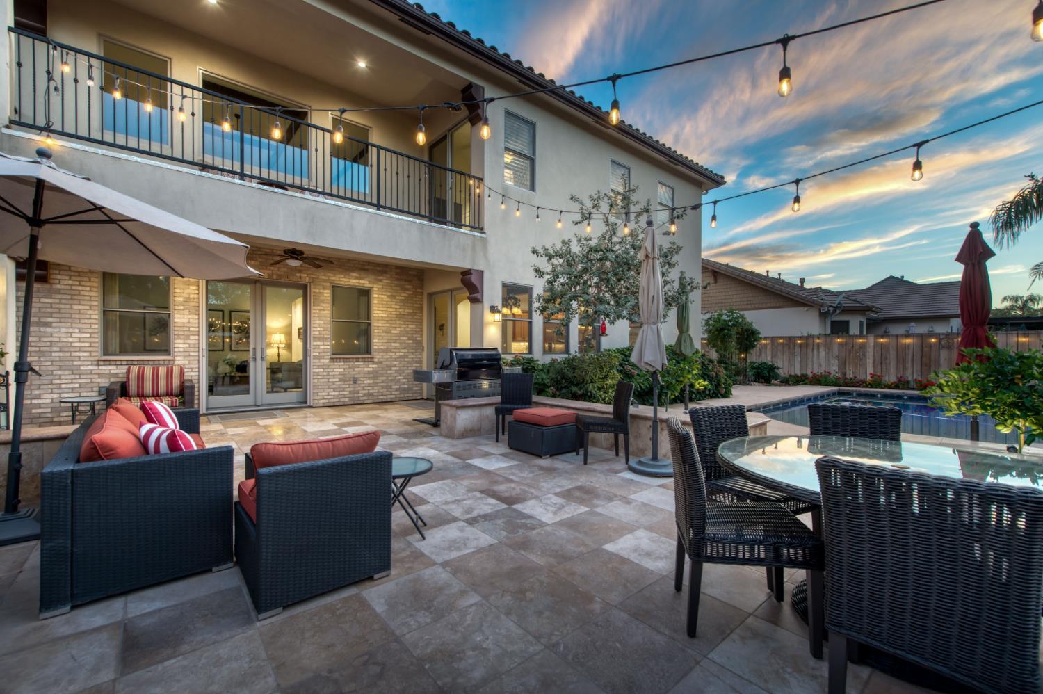 561 W Derbyshire Ln, Clovis, CA 93619