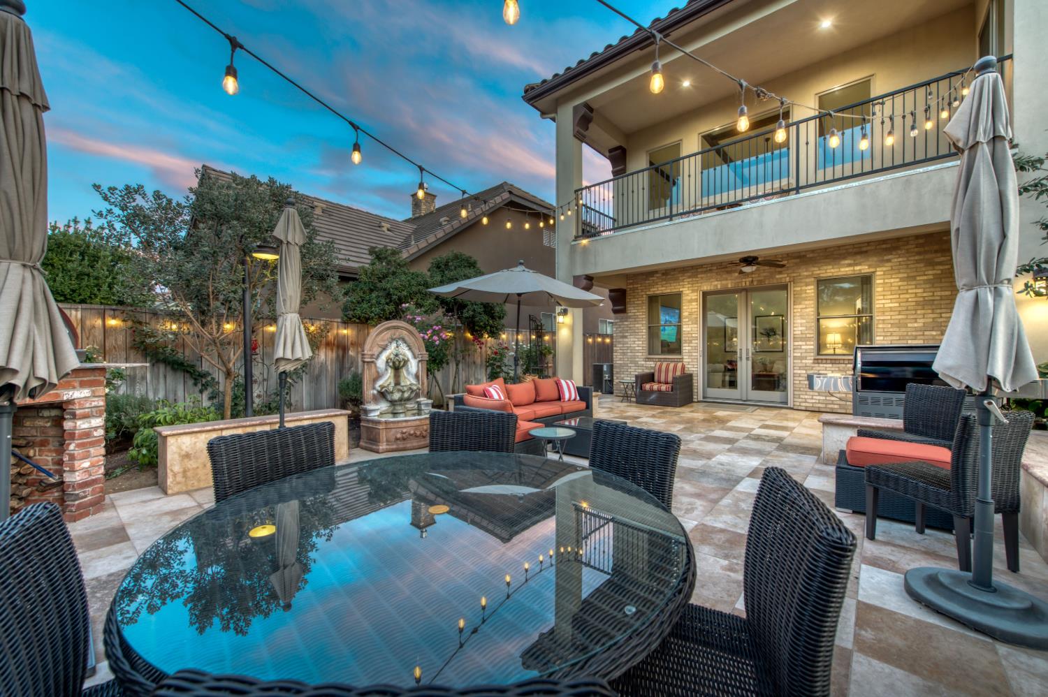 561 W Derbyshire Ln, Clovis, CA 93619