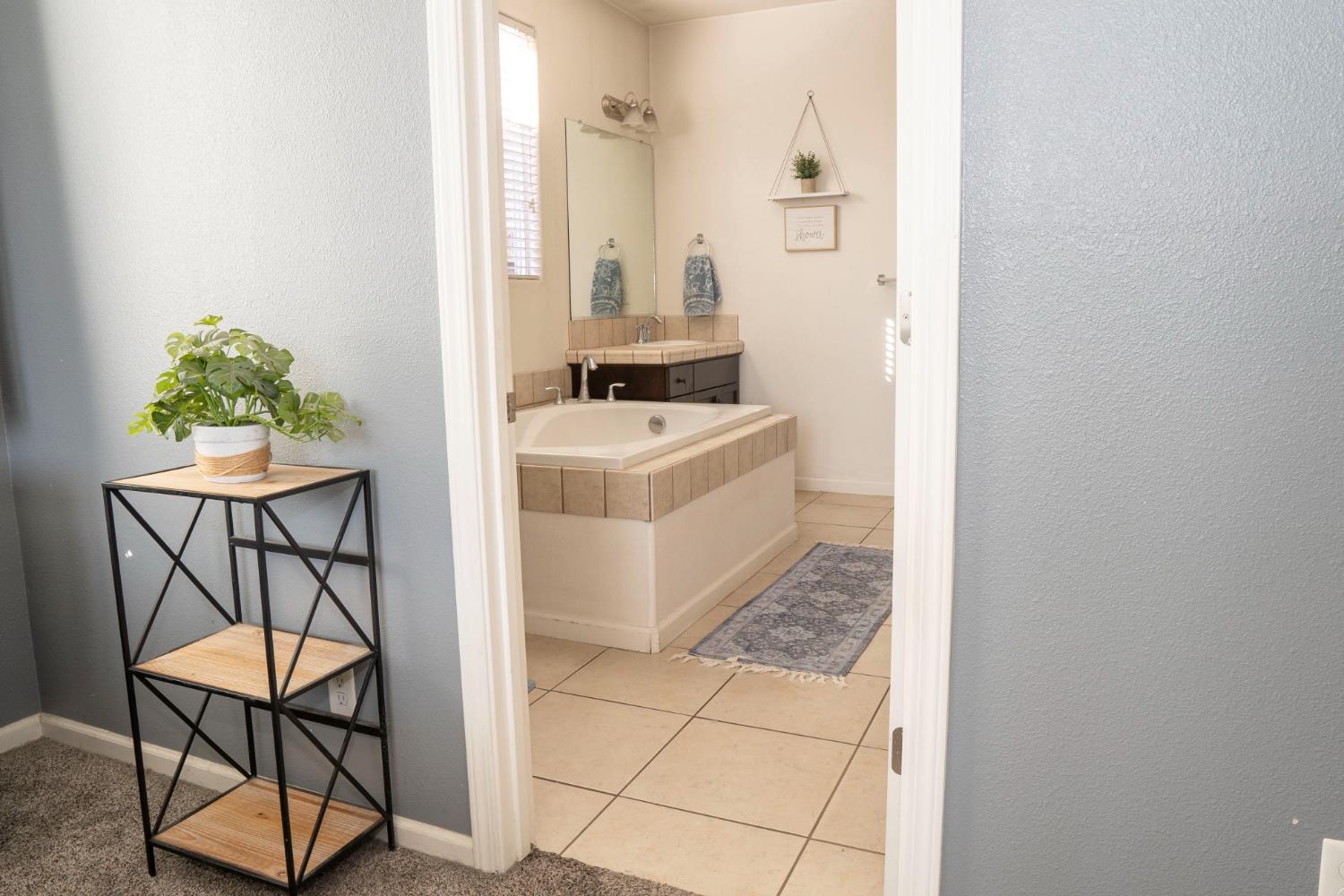 1013 La Jolla Ave, Clovis, CA 93619