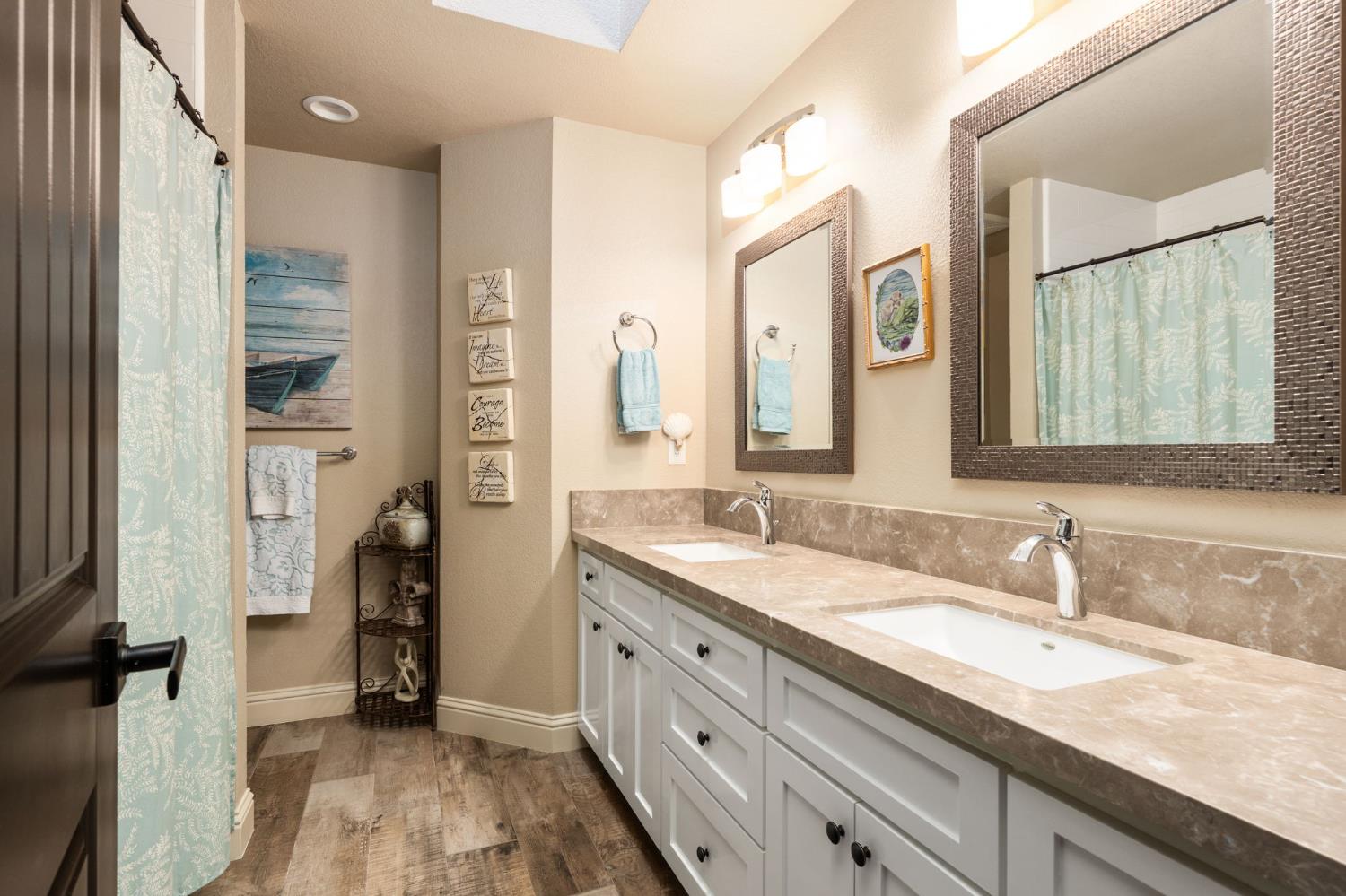 517 E Mallard Cir, Fresno, CA 93730