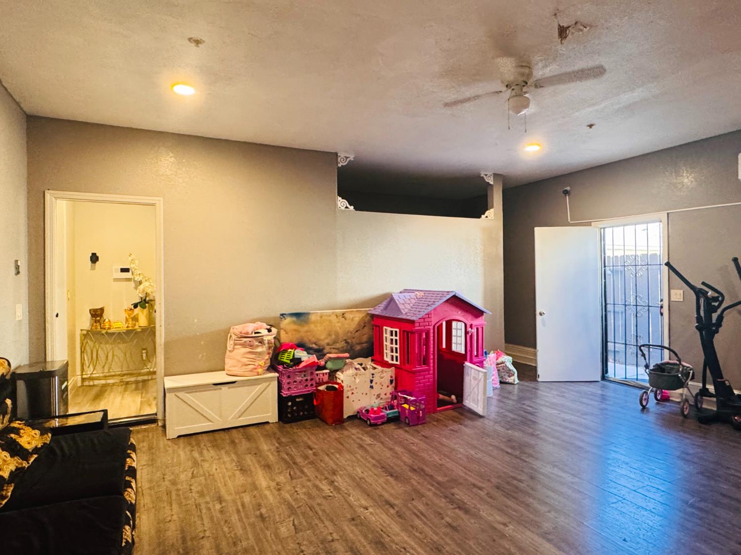 4237 N Rosalia Ave, Fresno, CA 93723