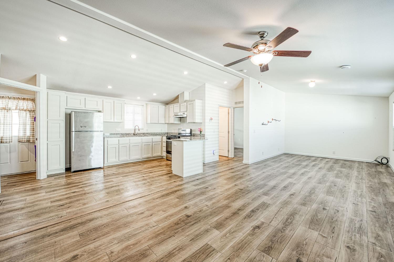1551 6Th Avenue Dr #30, Kingsburg, CA 93631