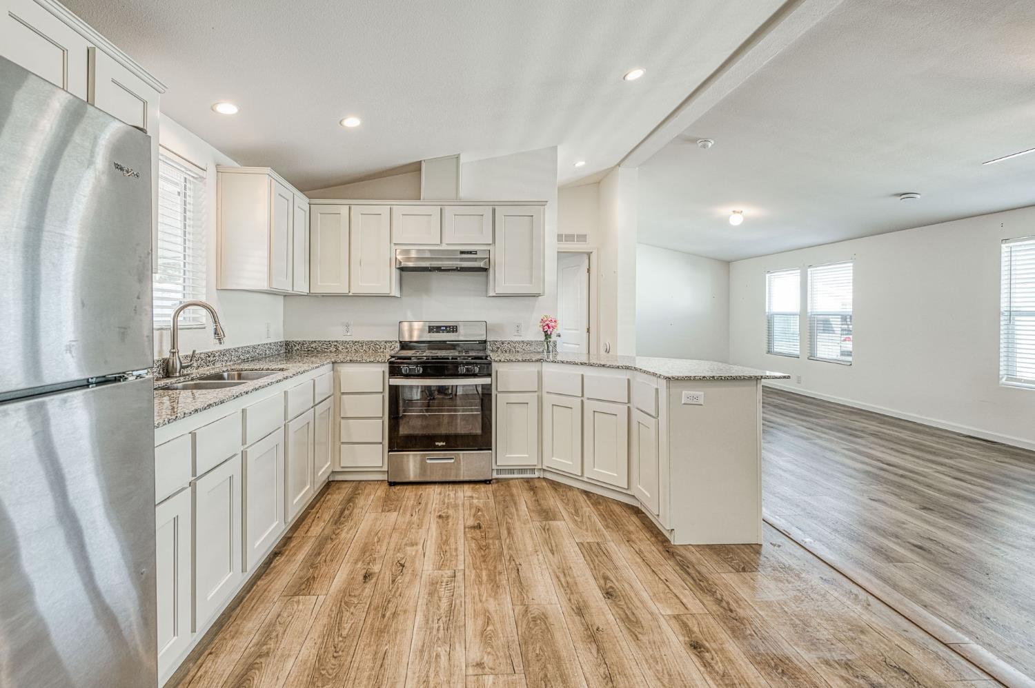 1551 6Th Avenue Dr #30, Kingsburg, CA 93631
