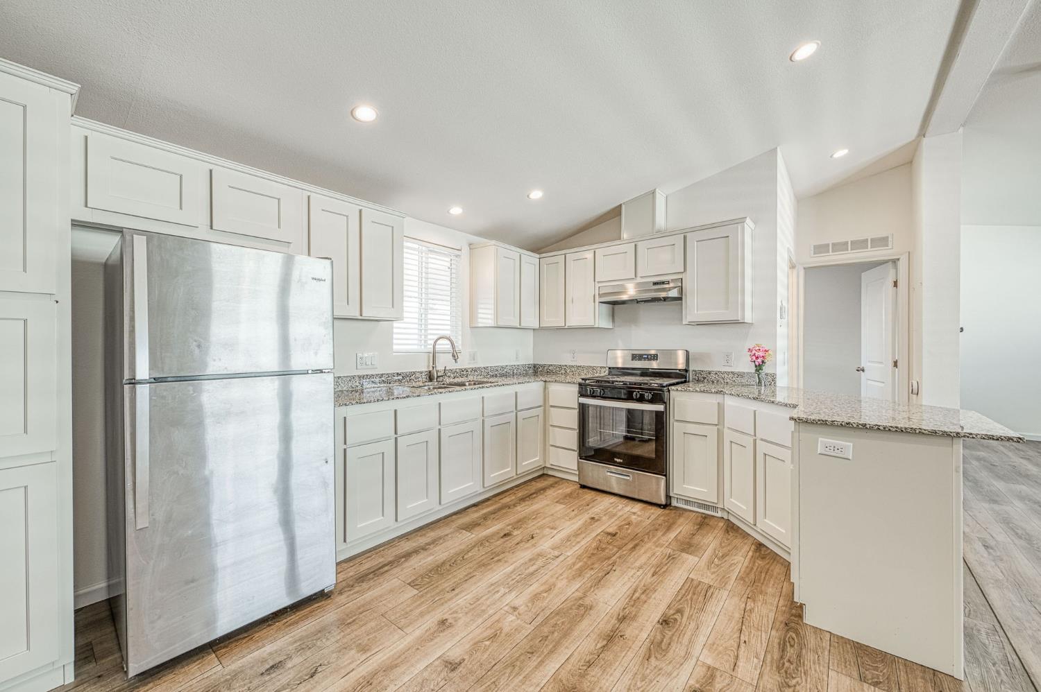 1551 6Th Avenue Dr #30, Kingsburg, CA 93631
