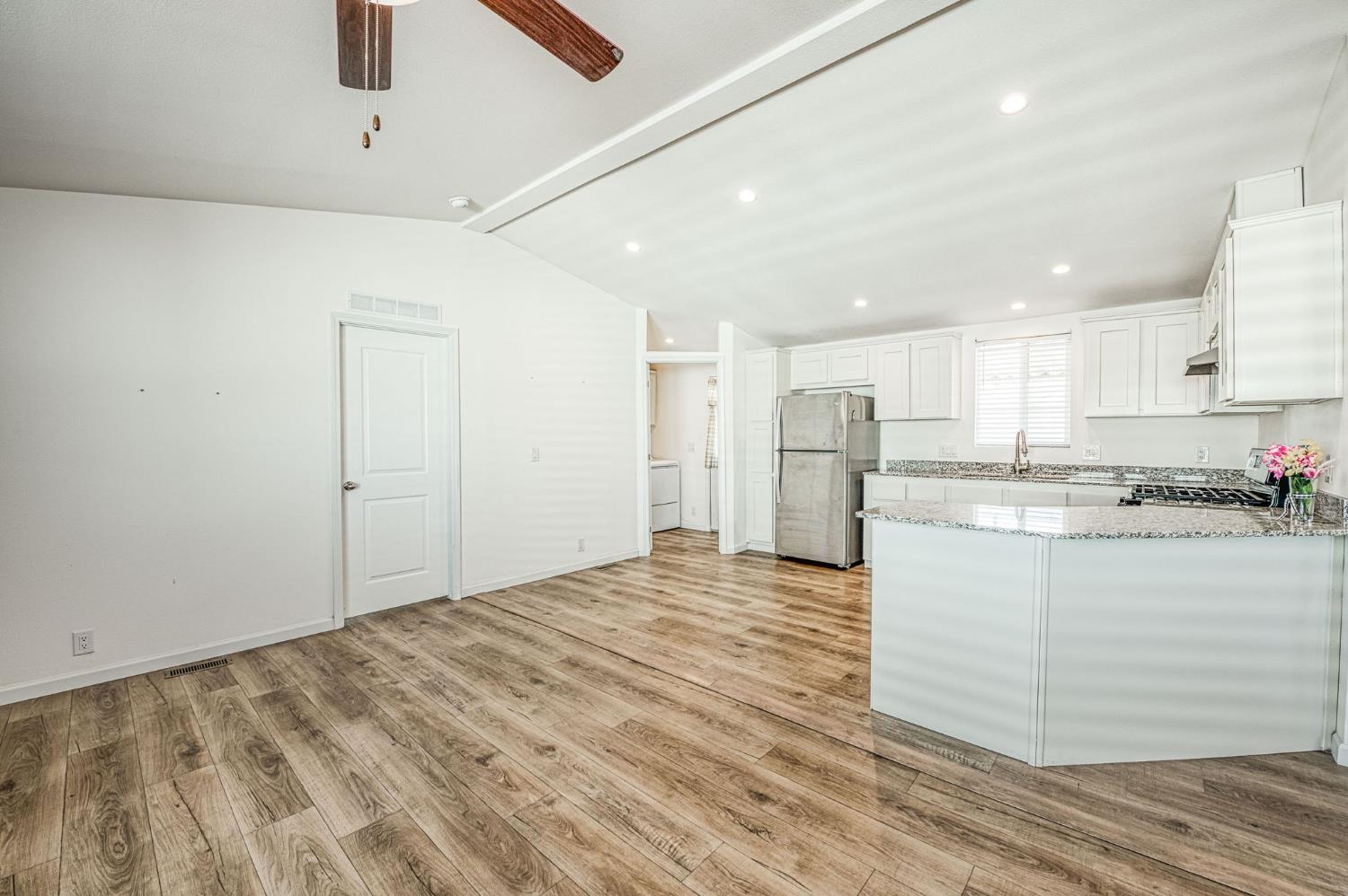 1551 6Th Avenue Dr #30, Kingsburg, CA 93631