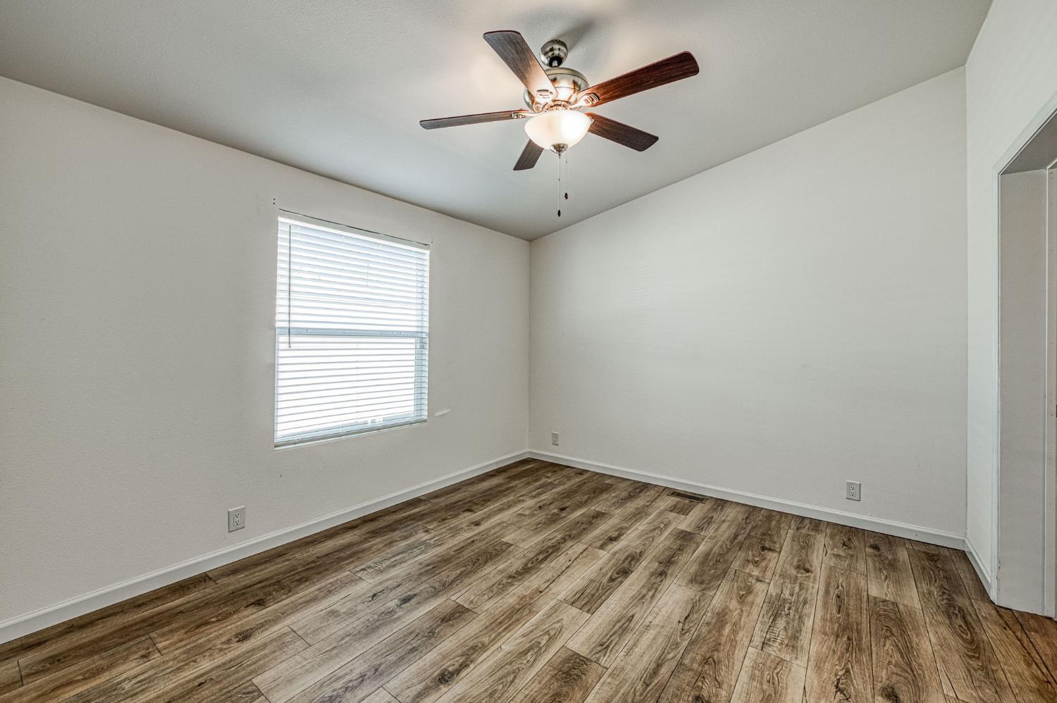 1551 6Th Avenue Dr #30, Kingsburg, CA 93631