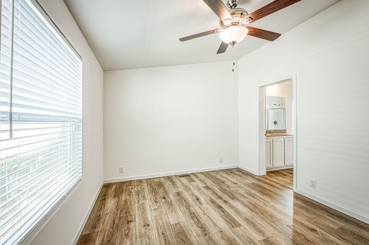 1551 6Th Avenue Dr #30, Kingsburg, CA 93631