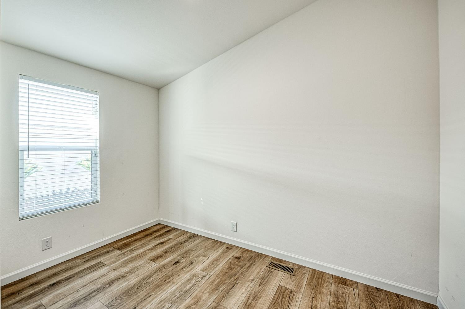 1551 6Th Avenue Dr #30, Kingsburg, CA 93631
