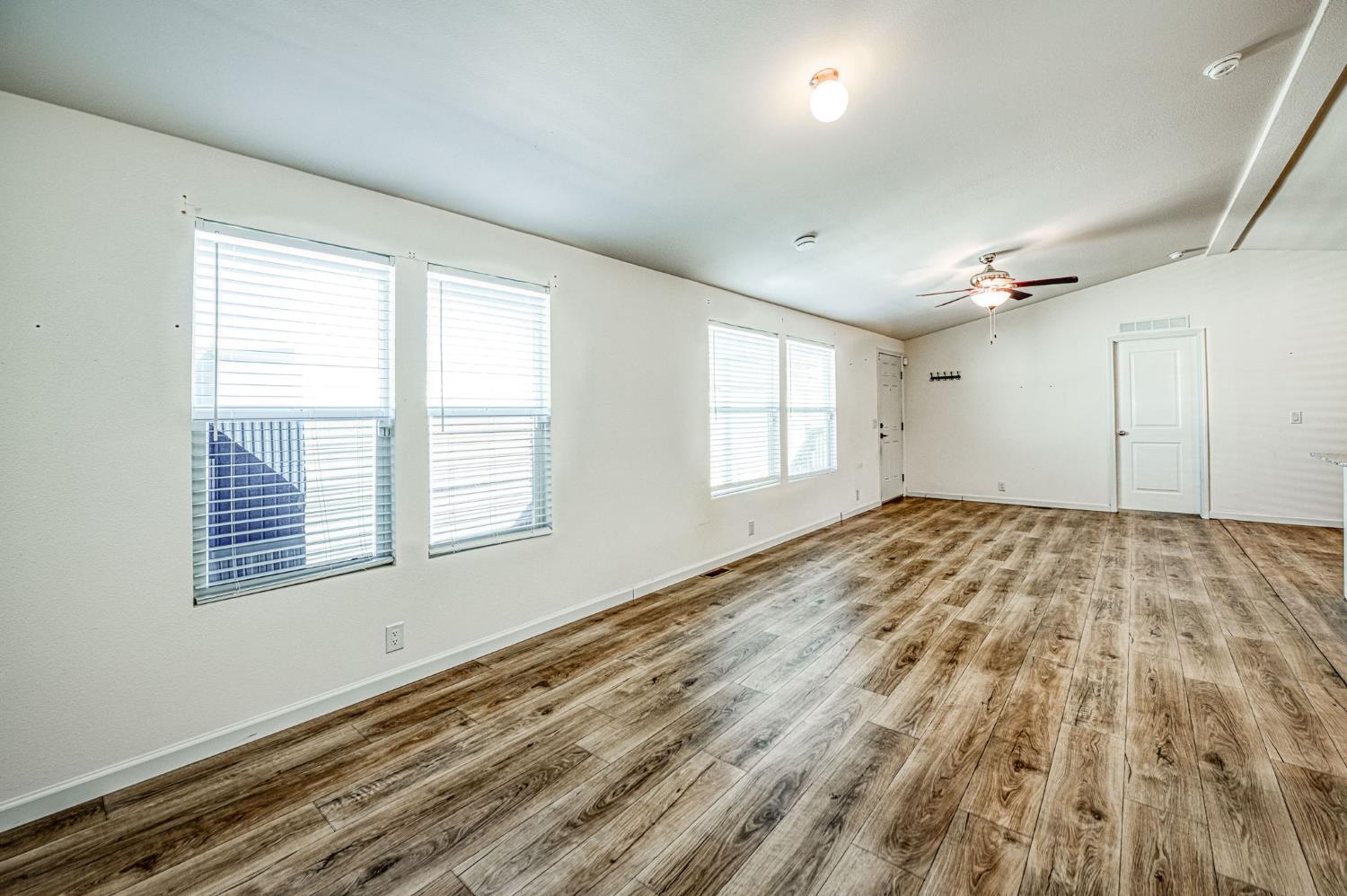 1551 6Th Avenue Dr #30, Kingsburg, CA 93631