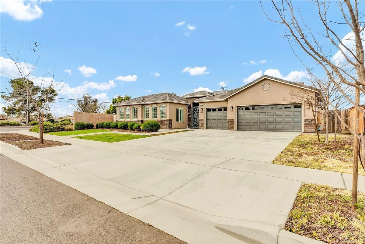 1684 W Berkshire Ln, Hanford, CA 93230