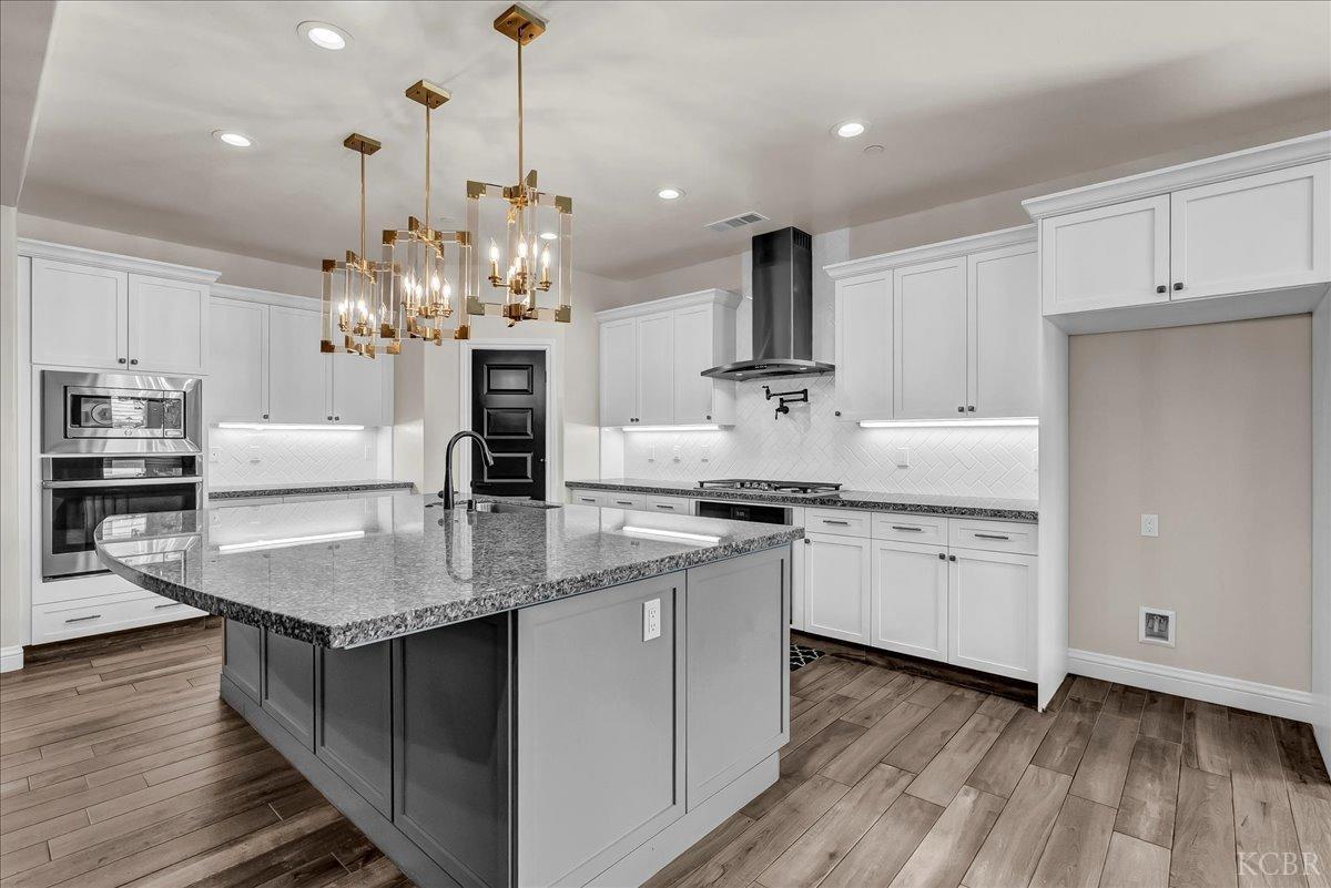 1684 W Berkshire Ln, Hanford, CA 93230