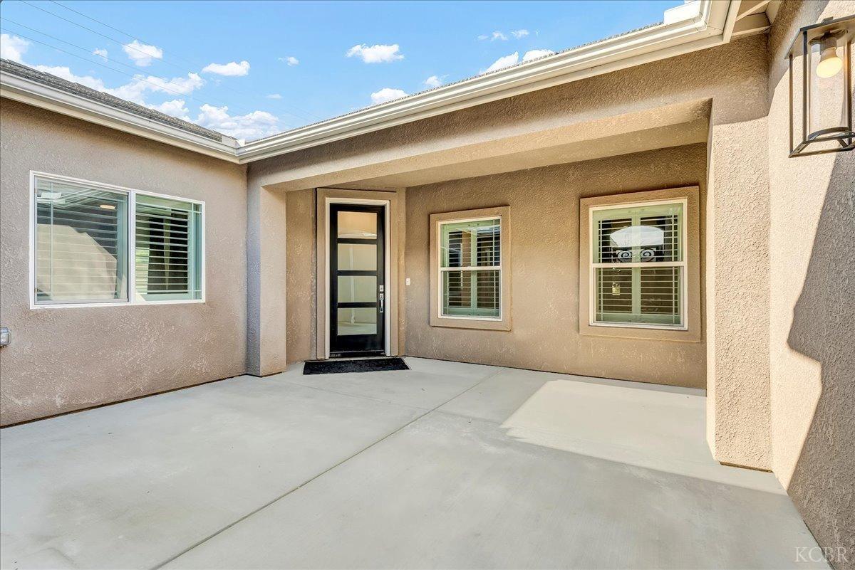 1684 W Berkshire Ln, Hanford, CA 93230