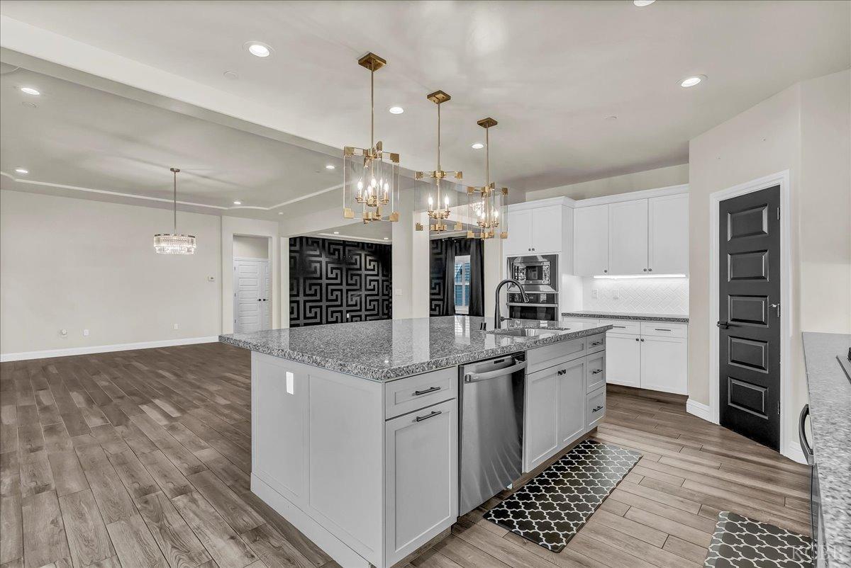 1684 W Berkshire Ln, Hanford, CA 93230