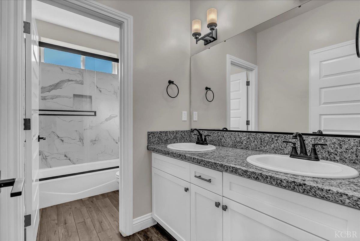 1684 W Berkshire Ln, Hanford, CA 93230