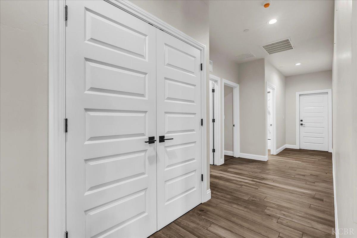 1684 W Berkshire Ln, Hanford, CA 93230