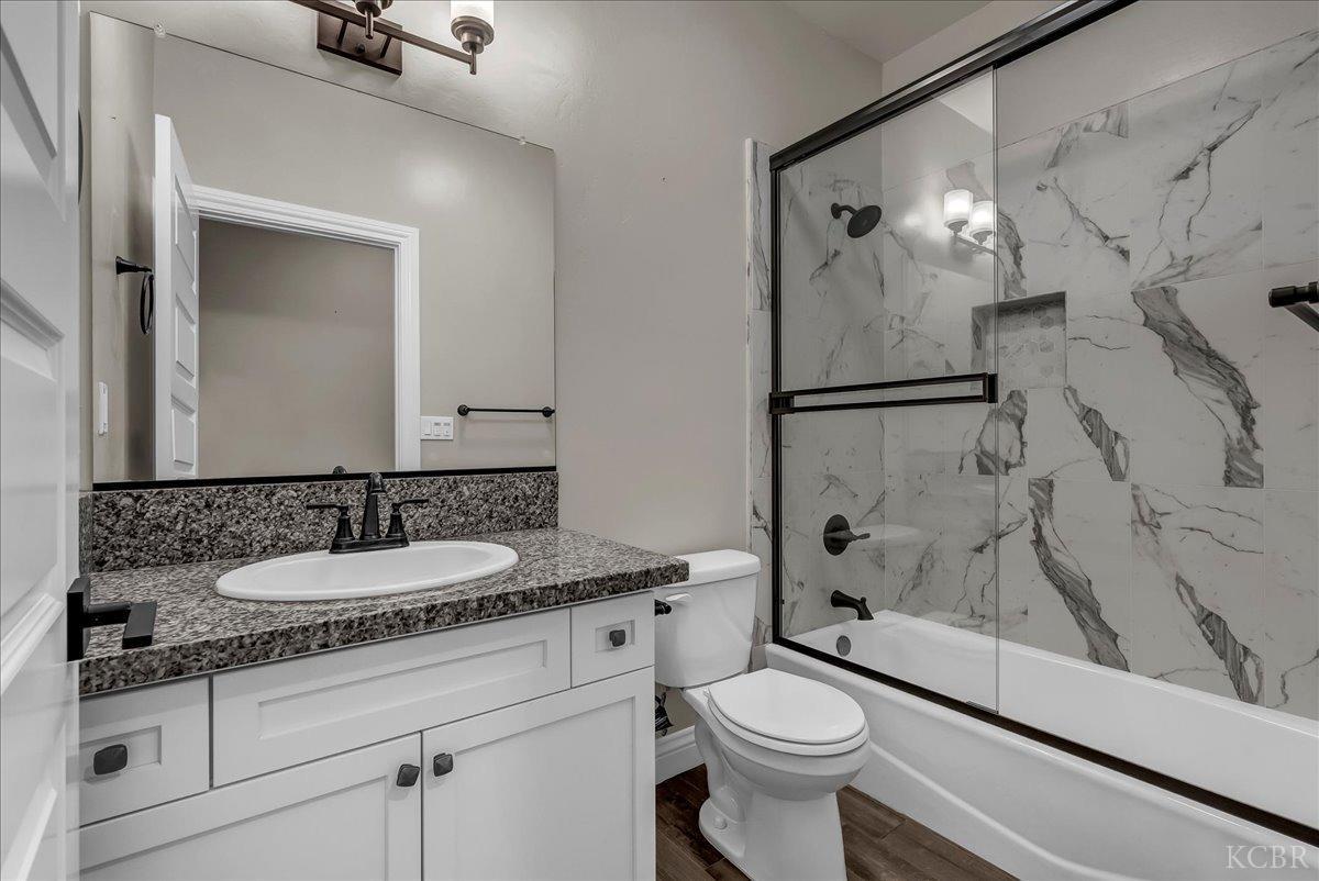 1684 W Berkshire Ln, Hanford, CA 93230