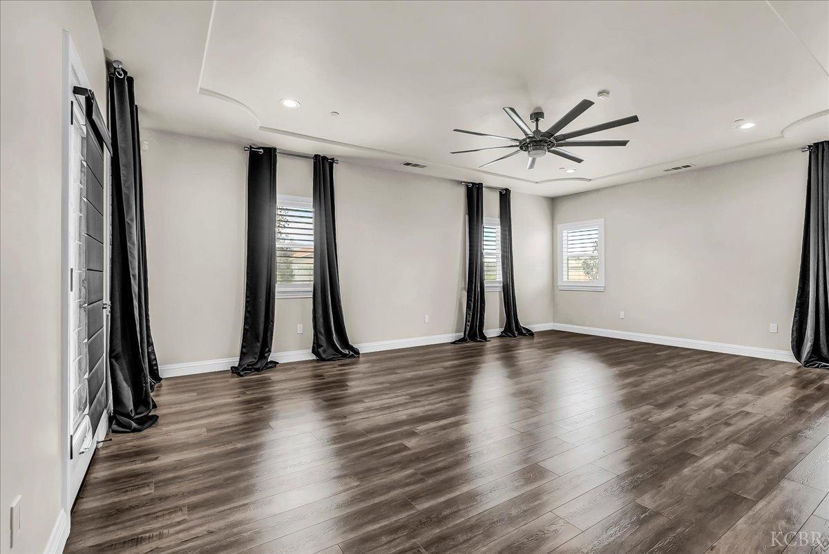 1684 W Berkshire Ln, Hanford, CA 93230