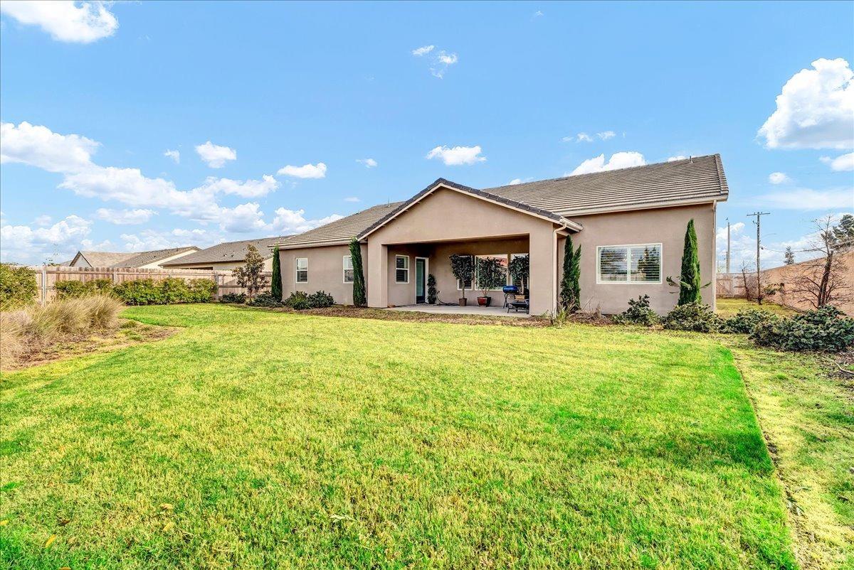 1684 W Berkshire Ln, Hanford, CA 93230