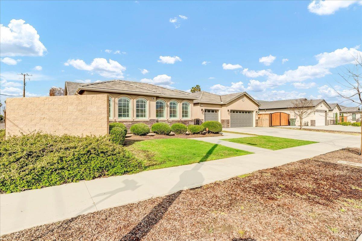 1684 W Berkshire Ln, Hanford, CA 93230