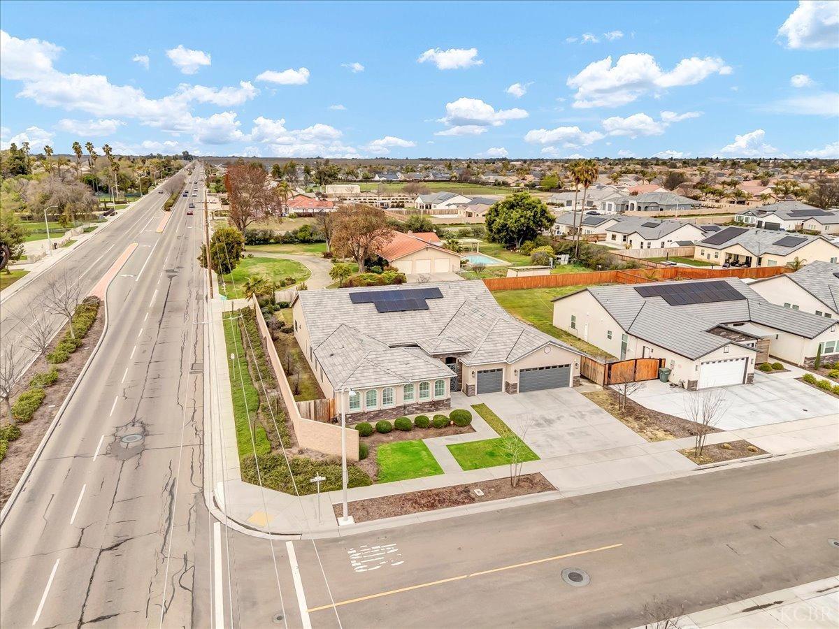 1684 W Berkshire Ln, Hanford, CA 93230