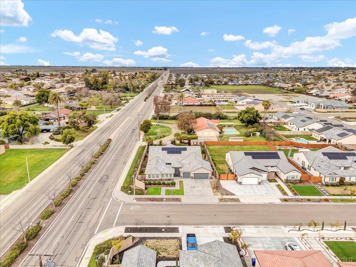 1684 W Berkshire Ln, Hanford, CA 93230