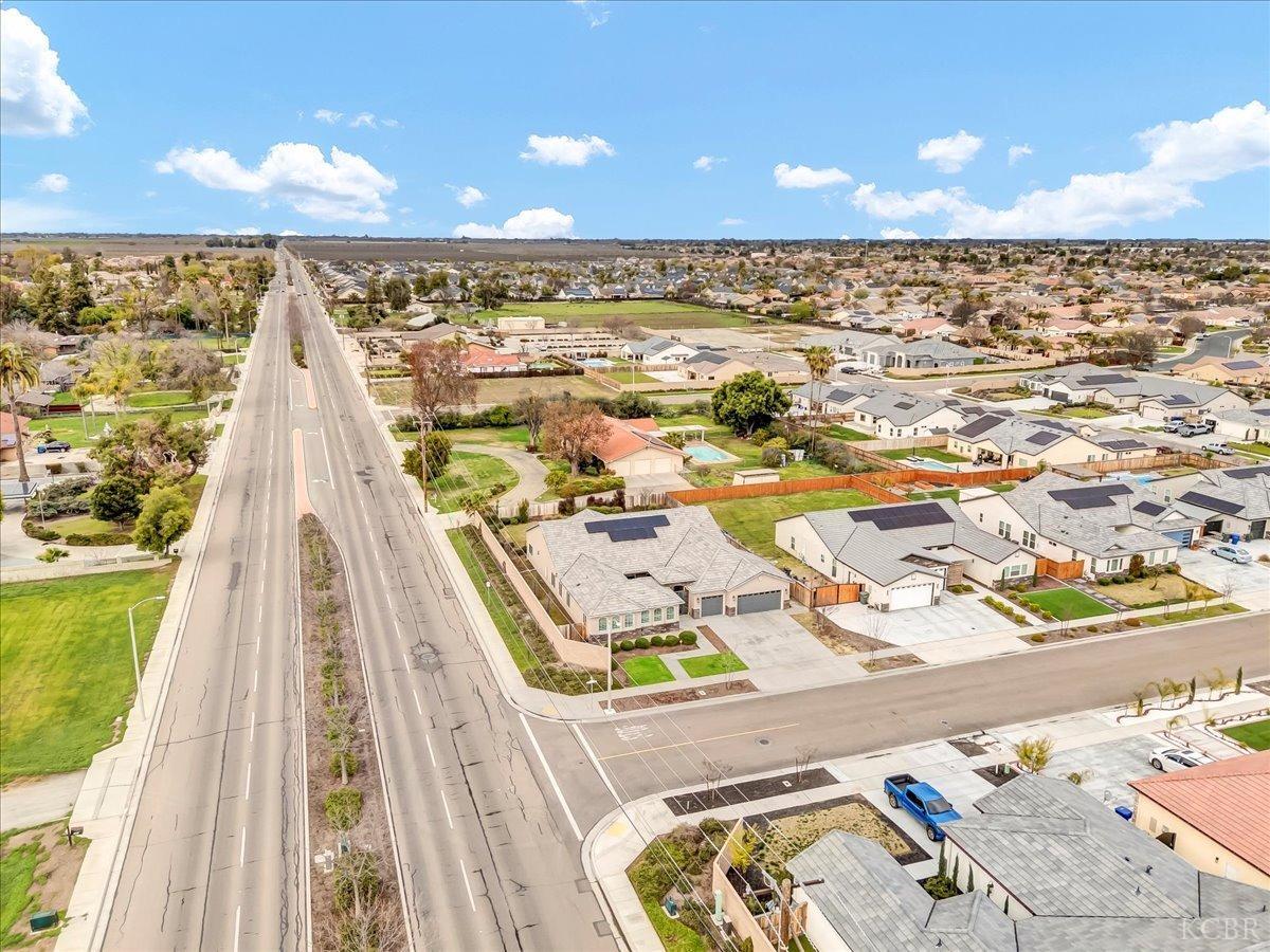 1684 W Berkshire Ln, Hanford, CA 93230