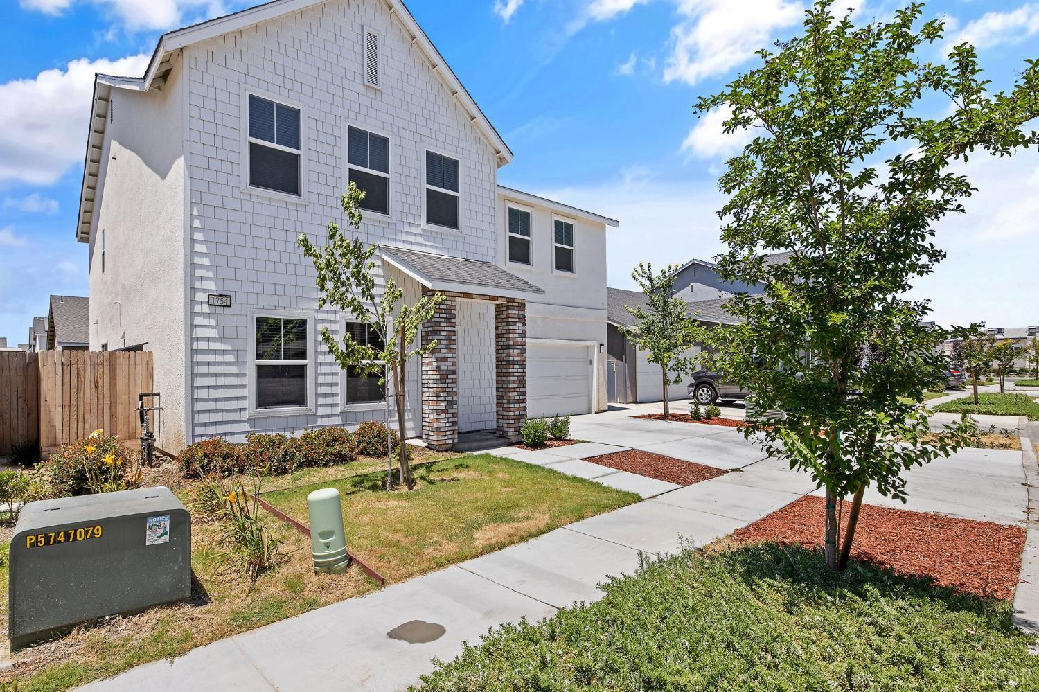 1754 N Aster Lake Rd, Hanford, CA 93230