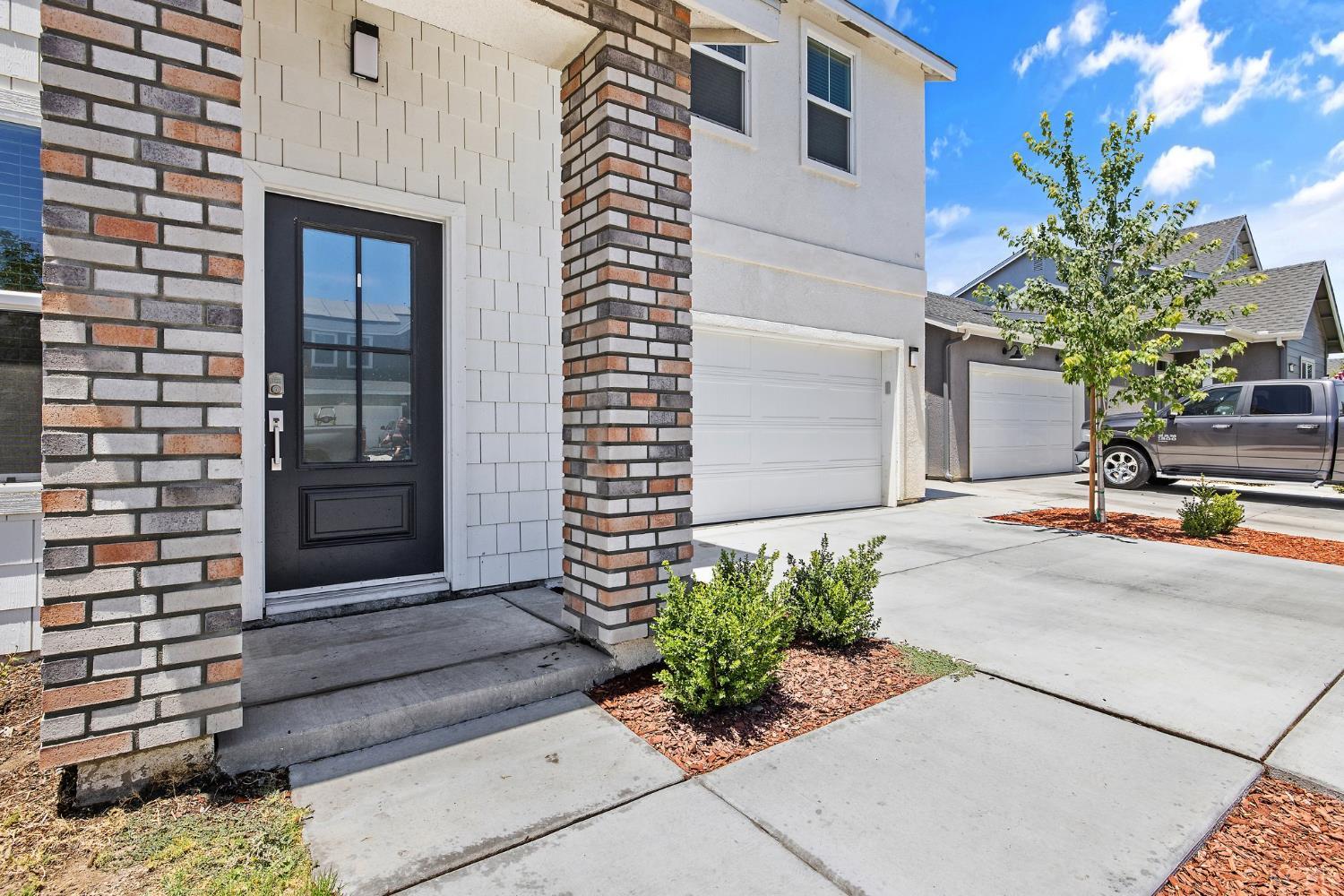 1754 N Aster Lake Rd, Hanford, CA 93230