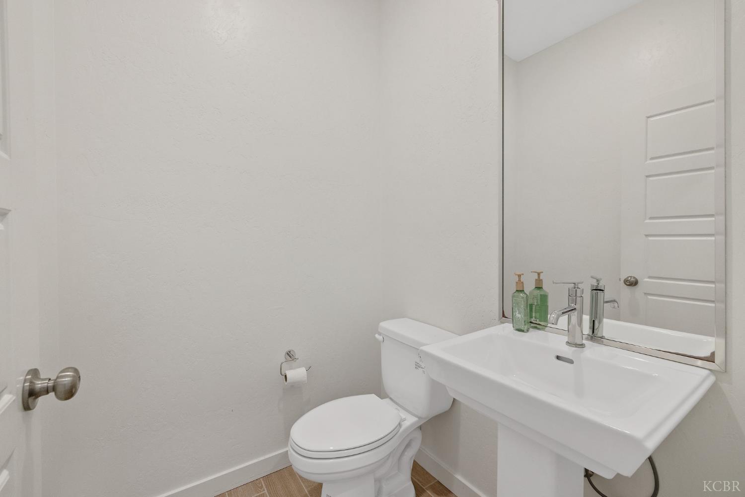 1754 N Aster Lake Rd, Hanford, CA 93230