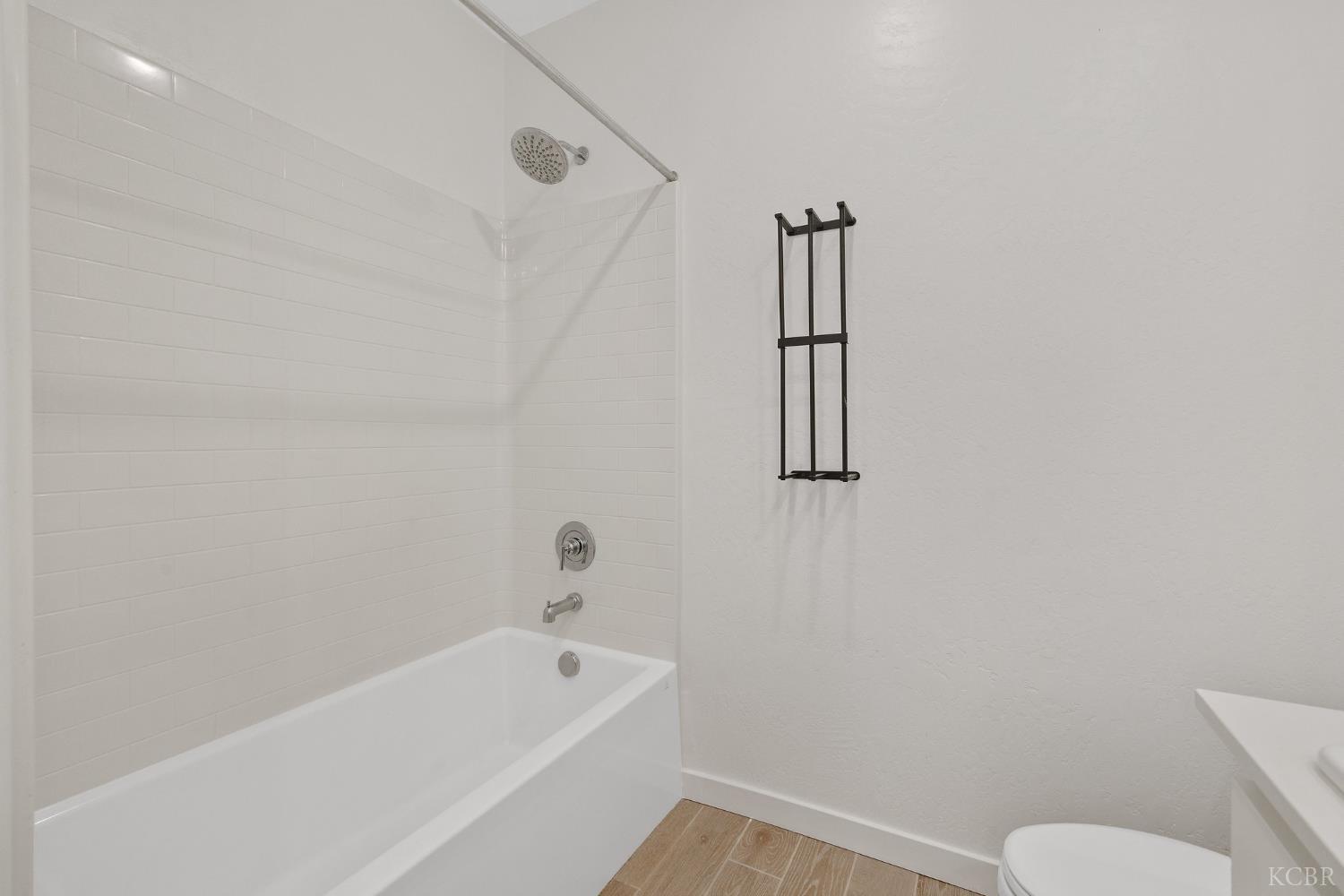 1754 N Aster Lake Rd, Hanford, CA 93230